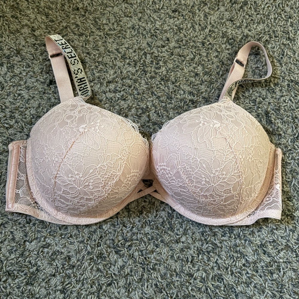 Woman’s Victoria’s Secret Bombshell Bra